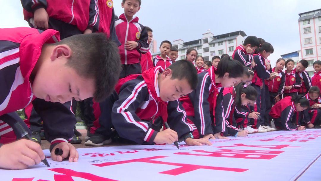 色情內(nèi)容是不合法的，違反我國相關(guān)的法律法規(guī)。我們應(yīng)該遵守法律和道德準則，遠離色情內(nèi)容。如果您有其他有益身心的娛樂需求，可以尋找一些正規(guī)的平臺或文化活動，例如閱讀書籍、觀看電影、參加體育運動等，以豐富您的生活。